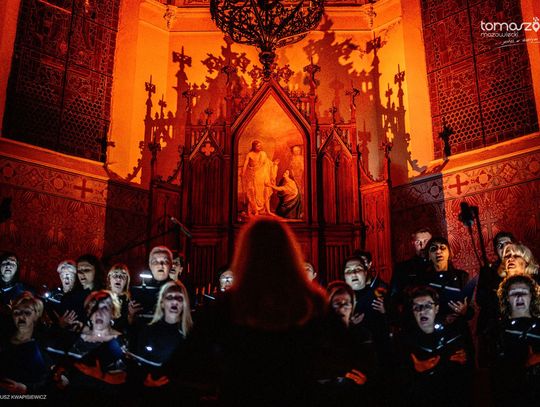 Chór Artis Gaudium śpiewa w ciemnościach, Kościół Zbawiciela – Tomaszów Mazowiecki