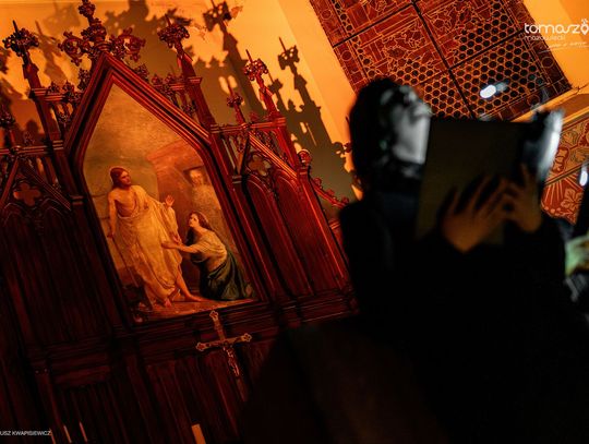 Chór Artis Gaudium śpiewa w ciemnościach, Kościół Zbawiciela – Tomaszów Mazowiecki