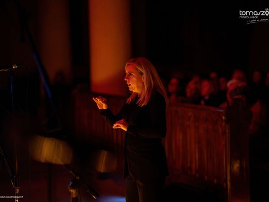 Chór Artis Gaudium śpiewa w ciemnościach, Kościół Zbawiciela – Tomaszów Mazowiecki