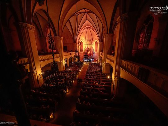 Chór Artis Gaudium śpiewa w ciemnościach, Kościół Zbawiciela – Tomaszów Mazowiecki