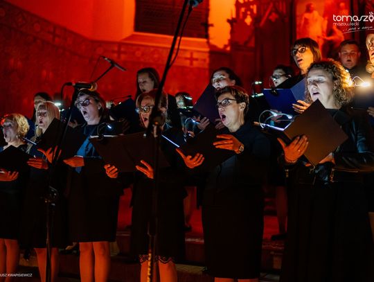 Chór Artis Gaudium śpiewa w ciemnościach, Kościół Zbawiciela – Tomaszów Mazowiecki
