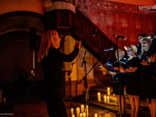 Chór Artis Gaudium śpiewa w ciemnościach, Kościół Zbawiciela – Tomaszów Mazowiecki