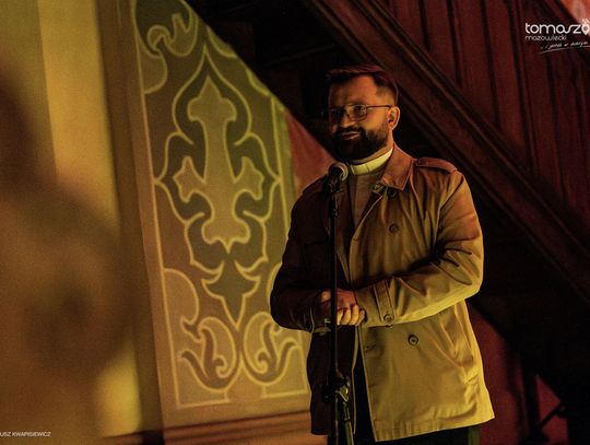 Chór Artis Gaudium śpiewa w ciemnościach, Kościół Zbawiciela – Tomaszów Mazowiecki