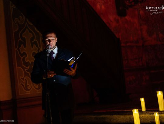 Chór Artis Gaudium śpiewa w ciemnościach, Kościół Zbawiciela – Tomaszów Mazowiecki