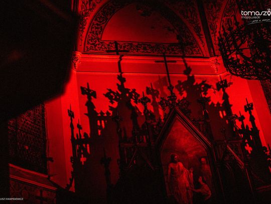 Chór Artis Gaudium śpiewa w ciemnościach, Kościół Zbawiciela – Tomaszów Mazowiecki