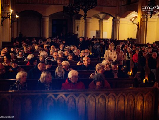 Chór Artis Gaudium śpiewa w ciemnościach, Kościół Zbawiciela – Tomaszów Mazowiecki