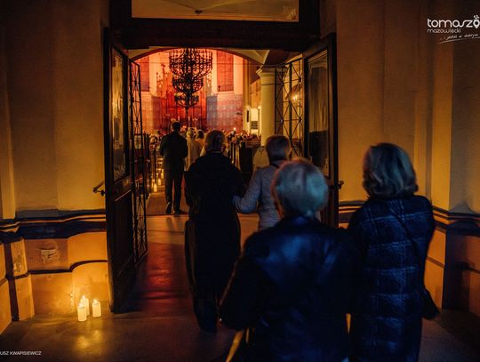 Chór Artis Gaudium śpiewa w ciemnościach, Kościół Zbawiciela – Tomaszów Mazowiecki