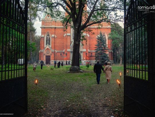 Chór Artis Gaudium śpiewa w ciemnościach, Kościół Zbawiciela – Tomaszów Mazowiecki