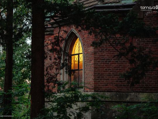 Chór Artis Gaudium śpiewa w ciemnościach, Kościół Zbawiciela – Tomaszów Mazowiecki