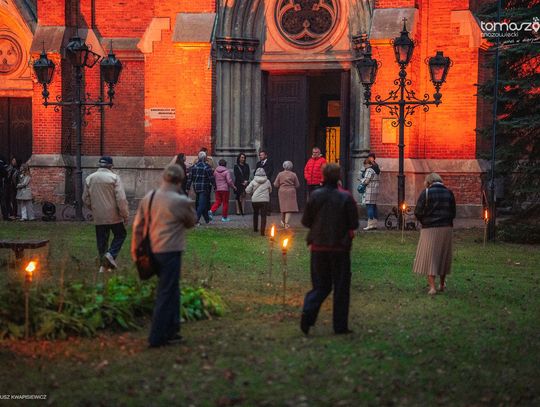 Chór Artis Gaudium śpiewa w ciemnościach, Kościół Zbawiciela – Tomaszów Mazowiecki