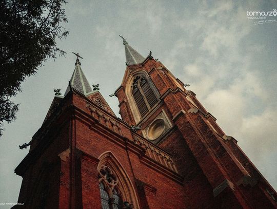 Chór Artis Gaudium śpiewa w ciemnościach, Kościół Zbawiciela – Tomaszów Mazowiecki