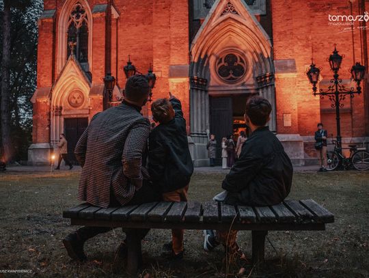 Chór Artis Gaudium śpiewa w ciemnościach, Kościół Zbawiciela – Tomaszów Mazowiecki