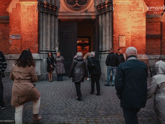 Chór Artis Gaudium śpiewa w ciemnościach, Kościół Zbawiciela – Tomaszów Mazowiecki