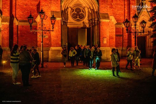 Chór Artis Gaudium śpiewa w ciemnościach, Kościół Zbawiciela – Tomaszów Mazowiecki