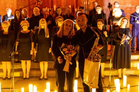 Chór Artis Gaudium śpiewa w ciemnościach, Kościół Zbawiciela – Tomaszów Mazowiecki