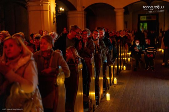 Chór Artis Gaudium śpiewa w ciemnościach, Kościół Zbawiciela – Tomaszów Mazowiecki