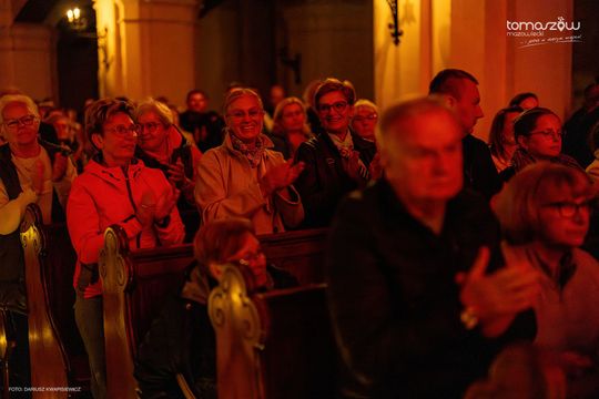 Chór Artis Gaudium śpiewa w ciemnościach, Kościół Zbawiciela – Tomaszów Mazowiecki