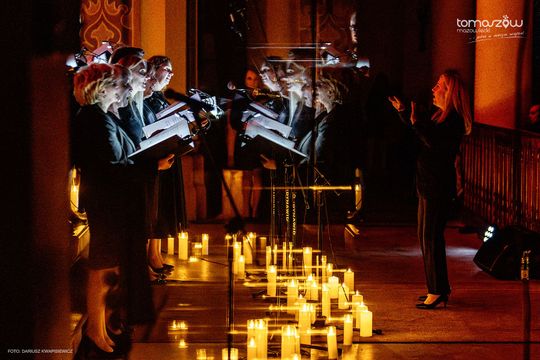 Chór Artis Gaudium śpiewa w ciemnościach, Kościół Zbawiciela – Tomaszów Mazowiecki