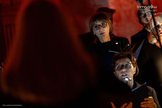 Chór Artis Gaudium śpiewa w ciemnościach, Kościół Zbawiciela – Tomaszów Mazowiecki