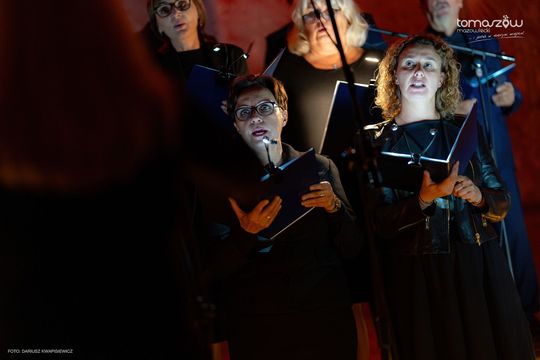 Chór Artis Gaudium śpiewa w ciemnościach, Kościół Zbawiciela – Tomaszów Mazowiecki