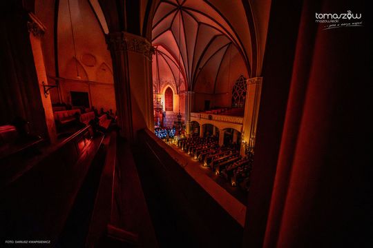 Chór Artis Gaudium śpiewa w ciemnościach, Kościół Zbawiciela – Tomaszów Mazowiecki