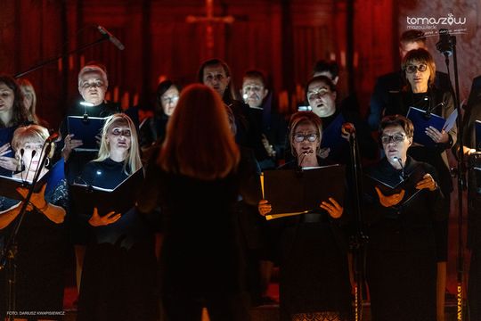 Chór Artis Gaudium śpiewa w ciemnościach, Kościół Zbawiciela – Tomaszów Mazowiecki