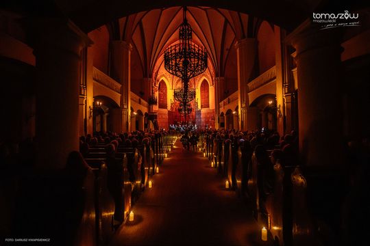 Chór Artis Gaudium śpiewa w ciemnościach, Kościół Zbawiciela – Tomaszów Mazowiecki