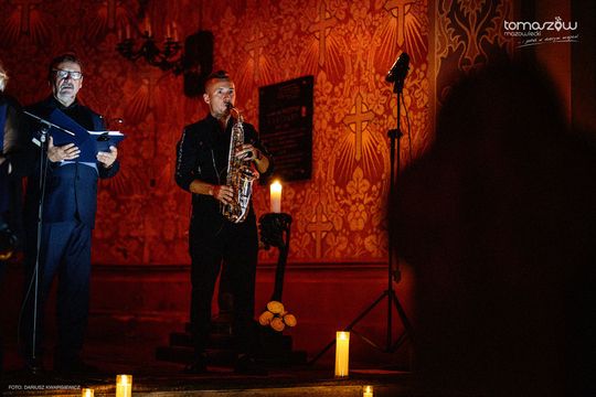 Chór Artis Gaudium śpiewa w ciemnościach, Kościół Zbawiciela – Tomaszów Mazowiecki