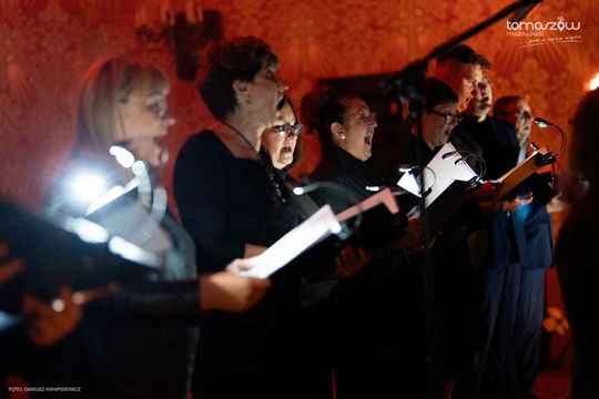 Chór Artis Gaudium śpiewa w ciemnościach, Kościół Zbawiciela – Tomaszów Mazowiecki