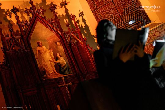 Chór Artis Gaudium śpiewa w ciemnościach, Kościół Zbawiciela – Tomaszów Mazowiecki