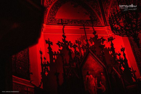 Chór Artis Gaudium śpiewa w ciemnościach, Kościół Zbawiciela – Tomaszów Mazowiecki