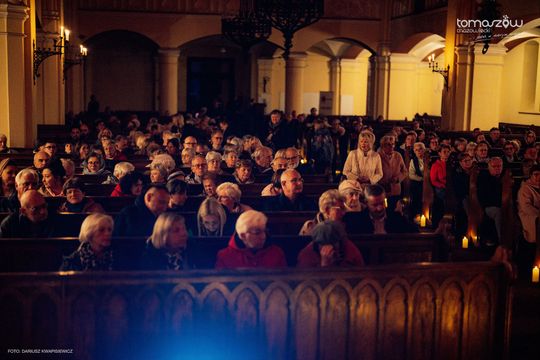 Chór Artis Gaudium śpiewa w ciemnościach, Kościół Zbawiciela – Tomaszów Mazowiecki