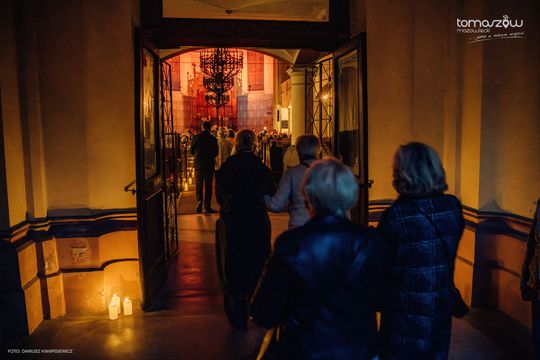 Chór Artis Gaudium śpiewa w ciemnościach, Kościół Zbawiciela – Tomaszów Mazowiecki