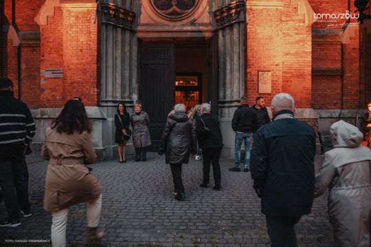 Chór Artis Gaudium śpiewa w ciemnościach, Kościół Zbawiciela – Tomaszów Mazowiecki