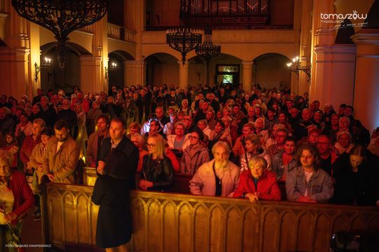 Koncert w ciemnościach Chór Artis Gaudium śpiewa w ciemnościach, Kościół Zbawiciela – Tomaszów Mazowiecki