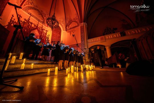 Koncert w ciemnościach Chór Artis Gaudium śpiewa w ciemnościach, Kościół Zbawiciela – Tomaszów Mazowiecki
