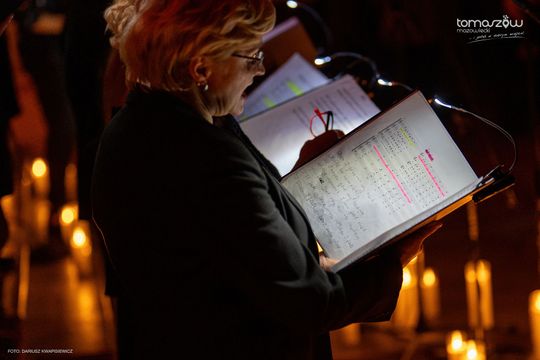 Koncert w ciemnościach Chór Artis Gaudium śpiewa w ciemnościach, Kościół Zbawiciela – Tomaszów Mazowiecki
