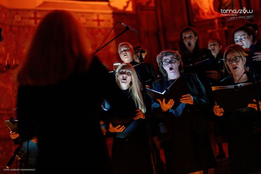 Koncert w ciemnościach Chór Artis Gaudium śpiewa w ciemnościach, Kościół Zbawiciela – Tomaszów Mazowiecki