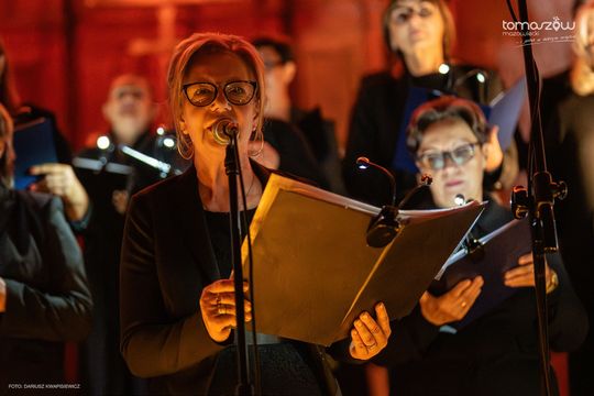 Koncert w ciemnościach Chór Artis Gaudium śpiewa w ciemnościach, Kościół Zbawiciela – Tomaszów Mazowiecki