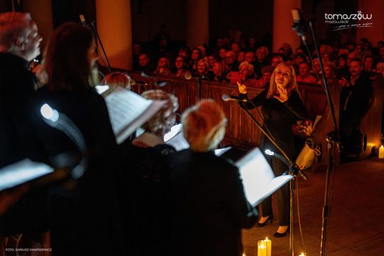 Koncert w ciemnościach Chór Artis Gaudium śpiewa w ciemnościach, Kościół Zbawiciela – Tomaszów Mazowiecki