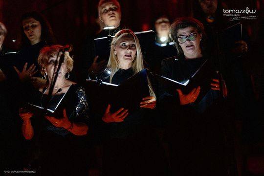 Koncert w ciemnościach Chór Artis Gaudium śpiewa w ciemnościach, Kościół Zbawiciela – Tomaszów Mazowiecki
