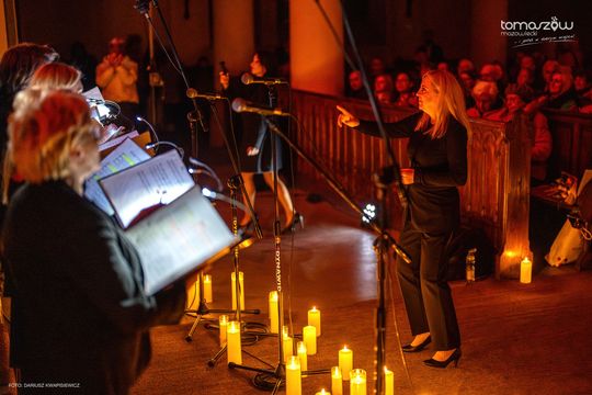 Koncert w ciemnościach Chór Artis Gaudium śpiewa w ciemnościach, Kościół Zbawiciela – Tomaszów Mazowiecki