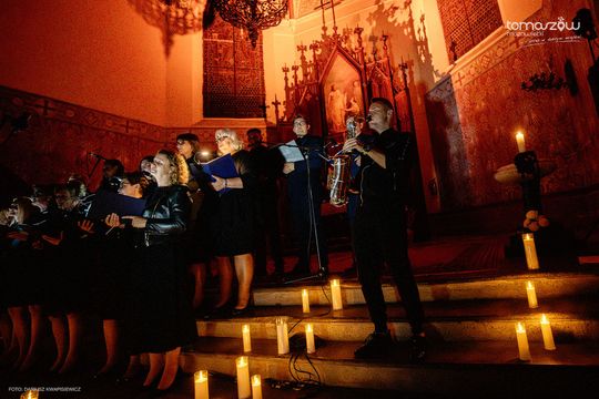 Koncert w ciemnościach Chór Artis Gaudium śpiewa w ciemnościach, Kościół Zbawiciela – Tomaszów Mazowiecki