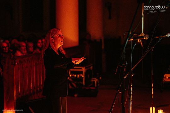Koncert w ciemnościach Chór Artis Gaudium śpiewa w ciemnościach, Kościół Zbawiciela – Tomaszów Mazowiecki