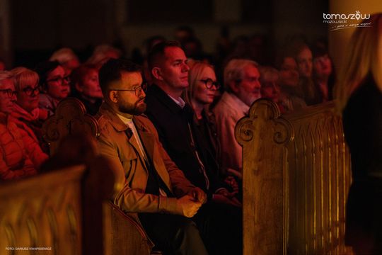 Koncert w ciemnościach Chór Artis Gaudium śpiewa w ciemnościach, Kościół Zbawiciela – Tomaszów Mazowiecki