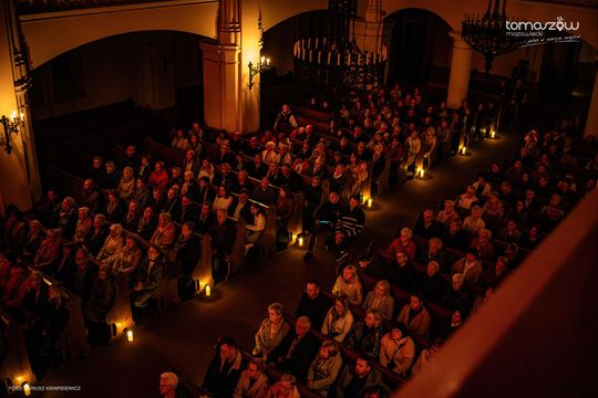 Koncert w ciemnościach Chór Artis Gaudium śpiewa w ciemnościach, Kościół Zbawiciela – Tomaszów Mazowiecki
