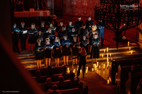 Koncert w ciemnościach Chór Artis Gaudium śpiewa w ciemnościach, Kościół Zbawiciela – Tomaszów Mazowiecki
