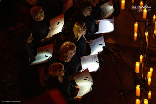 Koncert w ciemnościach Chór Artis Gaudium śpiewa w ciemnościach, Kościół Zbawiciela – Tomaszów Mazowiecki
