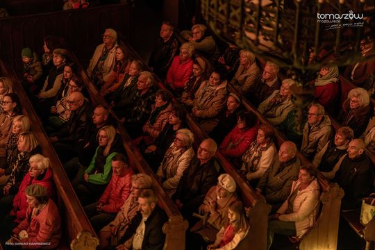 Koncert w ciemnościach Chór Artis Gaudium śpiewa w ciemnościach, Kościół Zbawiciela – Tomaszów Mazowiecki