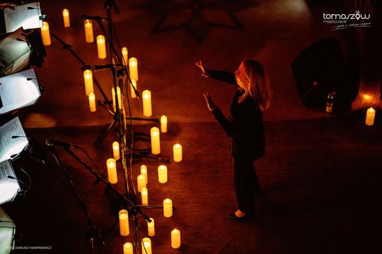Koncert w ciemnościach Chór Artis Gaudium śpiewa w ciemnościach, Kościół Zbawiciela – Tomaszów Mazowiecki